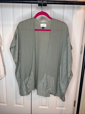 Universal thread green kimono